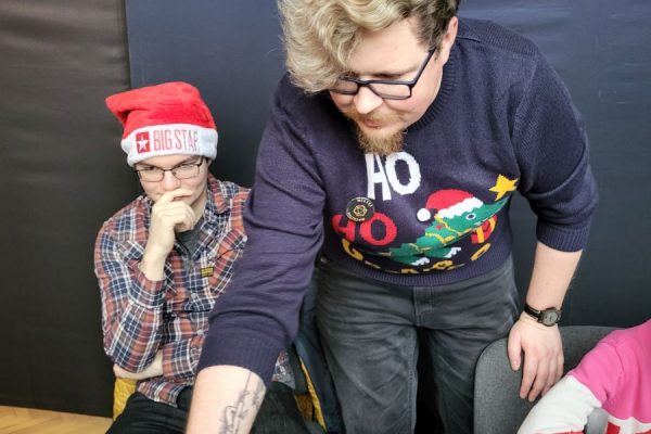 mężczyzna pochylony nad stołem w trakcie zajęć