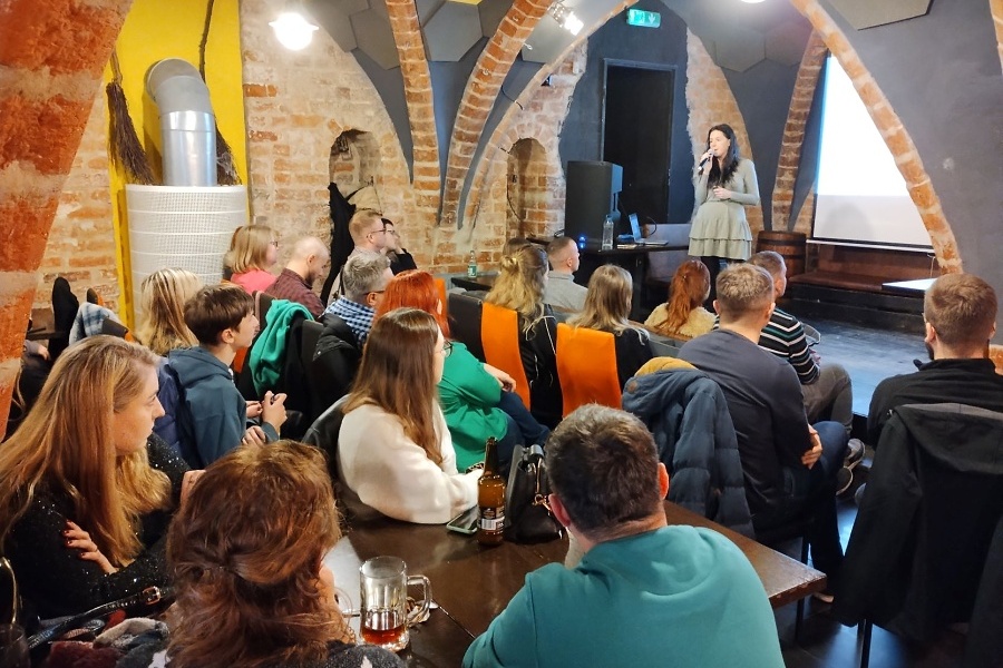 grupa młodzieży siedzi przy stole podczas wykładu