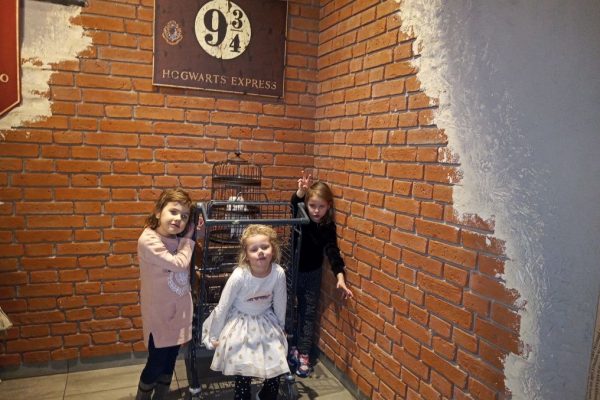 trójka dzieci na tle dekoracji