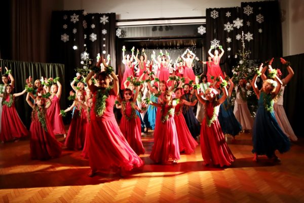 grupa tancerek w strojach hawajskich