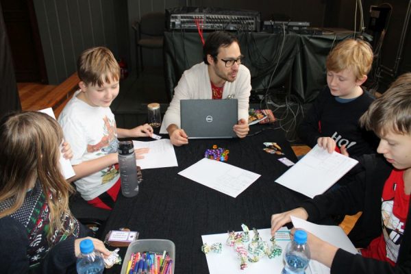 grupa uczestników w trakcie sesji RPG