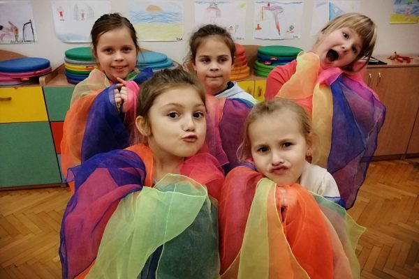 grupa dzieci w trakcie zabawy