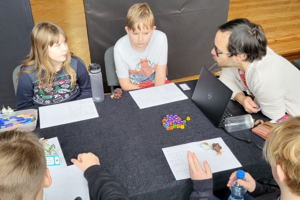 grupa uczestników w trakcie sesji RPG