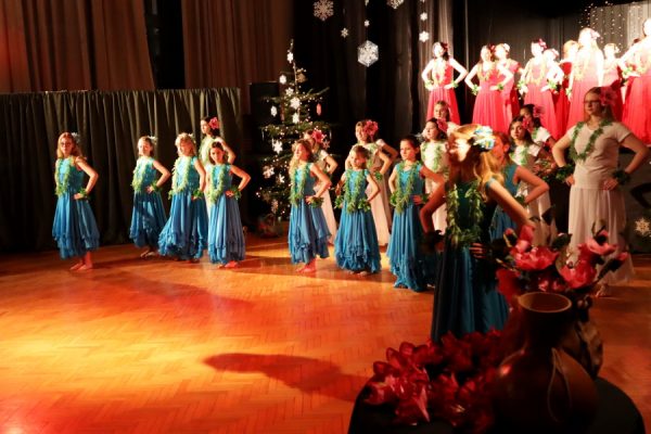 grupa tancerek w strojach hawajskich