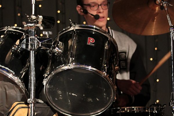 chłopak grający na perkusji