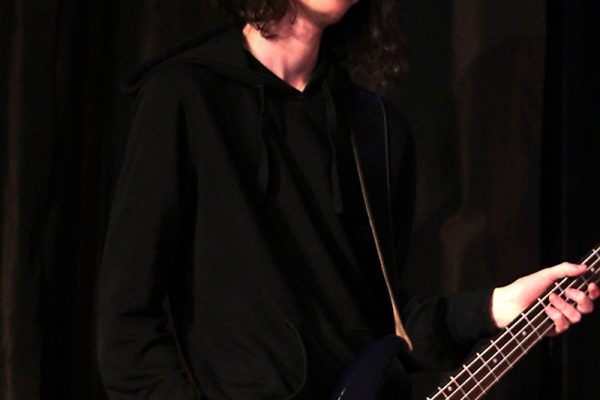 chłopak z gitarą basową