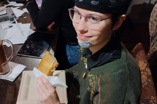 uczestniczka warsztatów je kanapkę