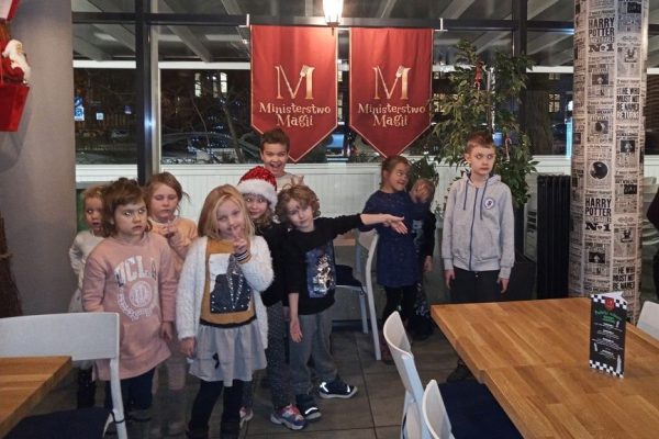 grupa dzieci w reatauracji