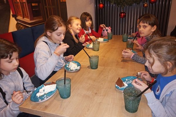 grupa dzieci je ciasto