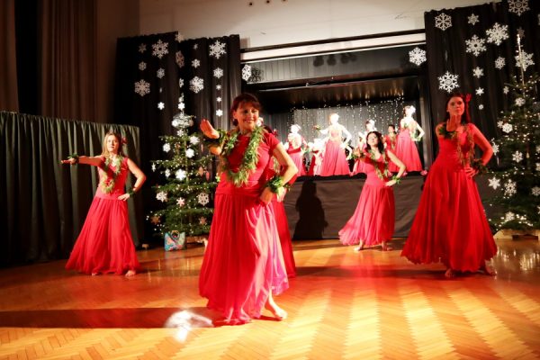 grupa tancerek w strojach hawajskich