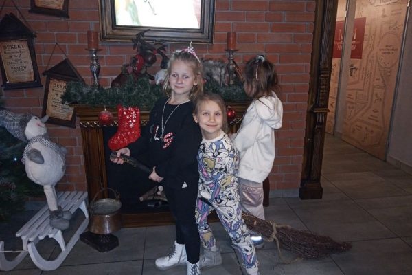 trójka dzieci w trakcie zabawy