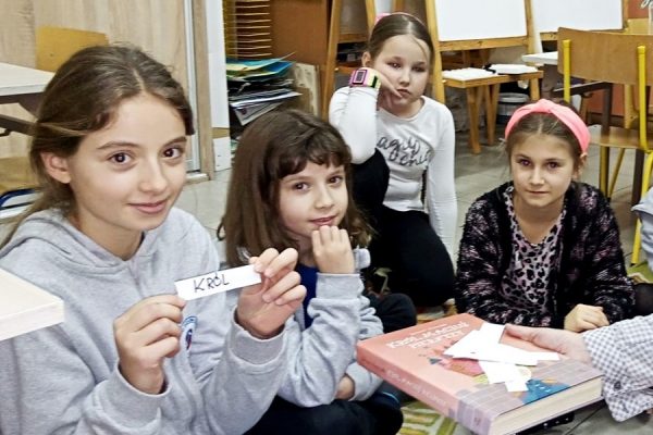 grupa dziewczynek w trakcie zajęć