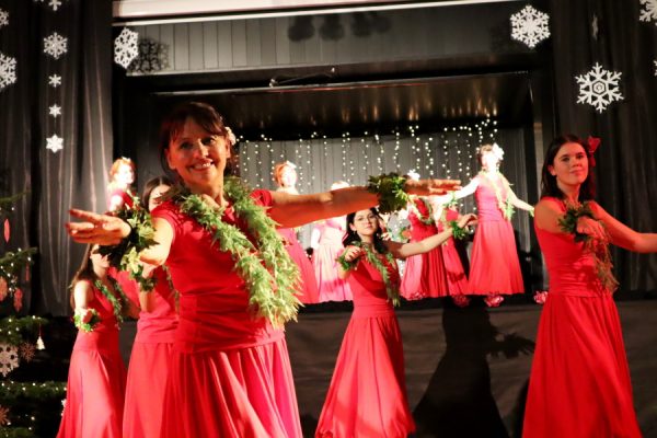 grupa tancerek w strojach hawajskich