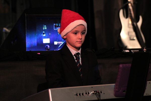 chłopiec w czapce mikołajowej