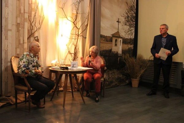 dwie osoby siedzą przy stoliku