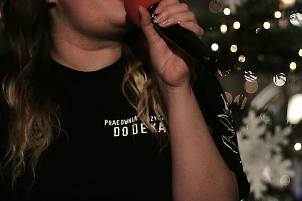 dziewczyna z mikrofonem