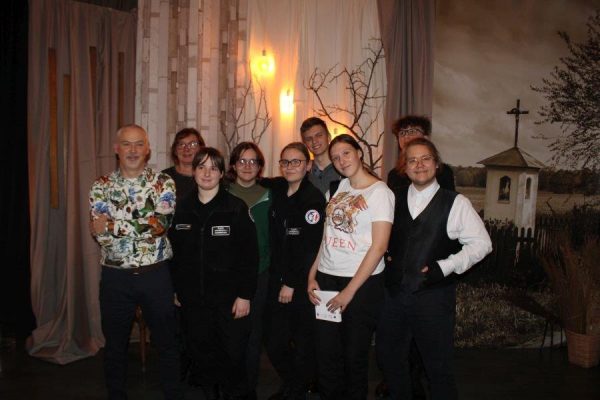 grupa osób pozuje do zdjęcia