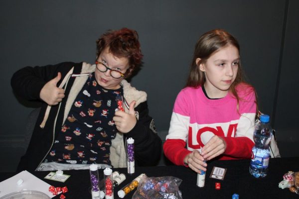 dwie uczestniczki sesji rpg przy stole