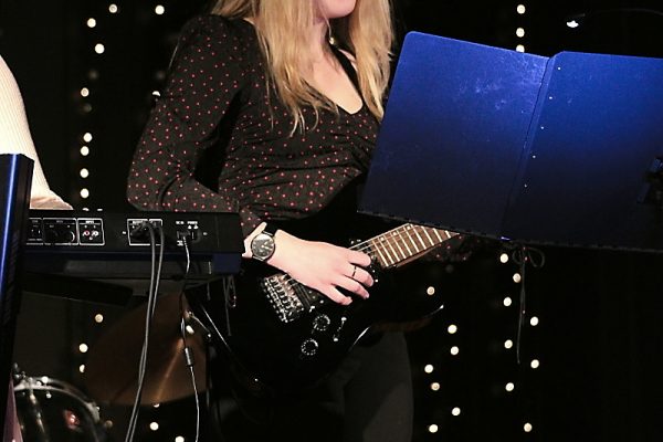 dziewczyna z gitarą na scenie