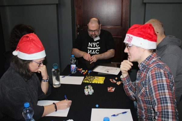 grupa uczestników w trakcie sesji RPG