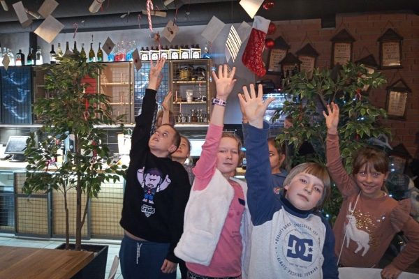 grupa dzieci w trakcie zabawy