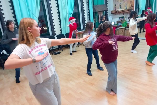 grupa dziewcząt tańczy