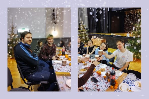 grupa młodzieży przy światecznym stole