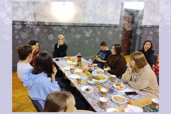 grupa młodzieży przy światecznym stole