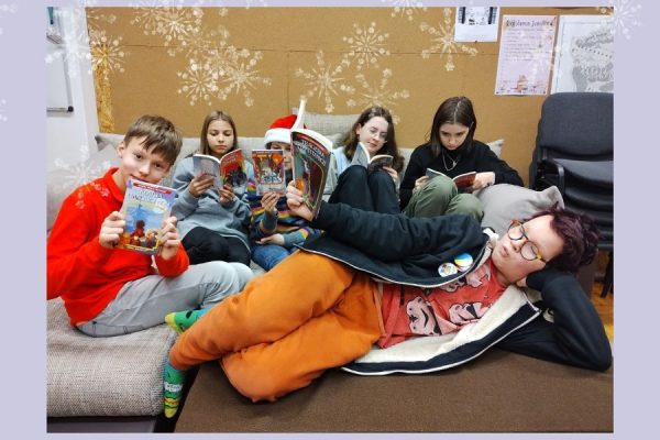 grupa dzieci pozuje do zdjęcia