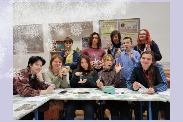 grupa młodzieży pozuje do zdjęcia