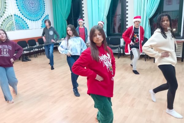 grupa dziewcząt tańczy