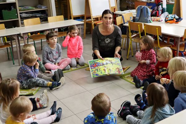 nauczycielka pokazuje dzieciom książkę