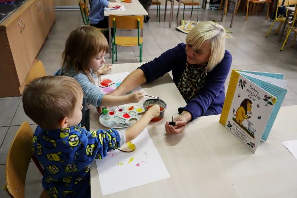 dwoje dzieci w trakcie robienia pracy plastycznej