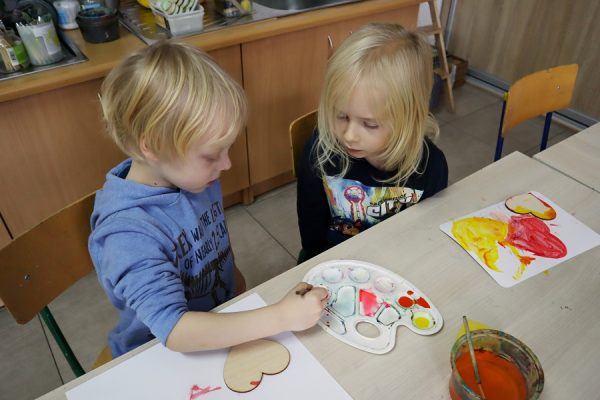 dwóch chłopców maluje