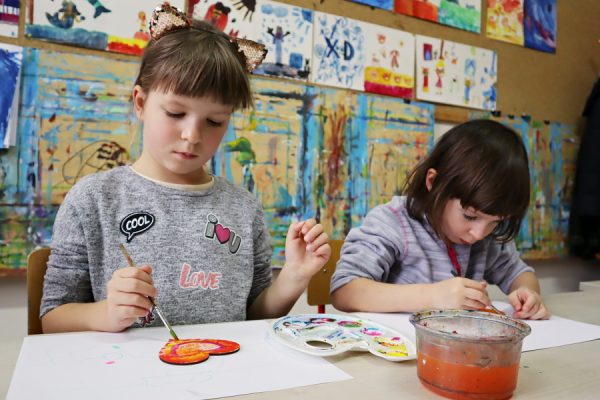 dwie dziewczynki malują