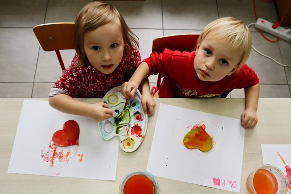 dwójka dzieci w trakcie malowania