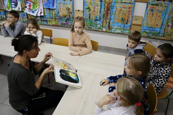 nauczycielka pokazuje dzieciom książkę