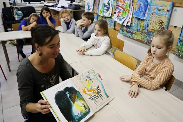 nauczycielka pokazuje dzieciom książkę