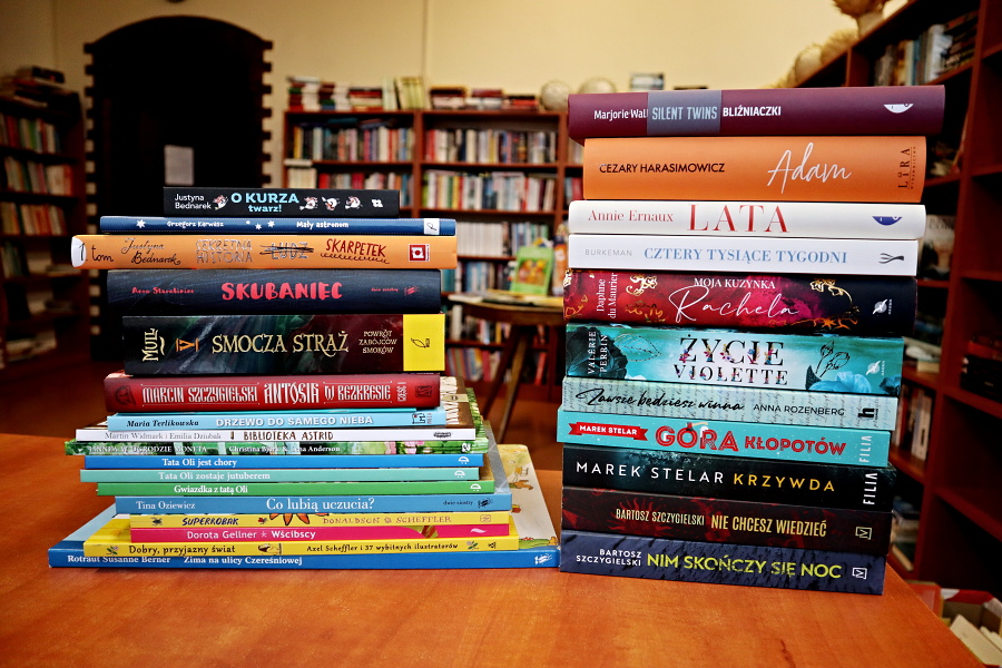 książki leżące na biurku
