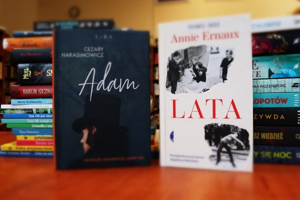 książki leżące na biurku