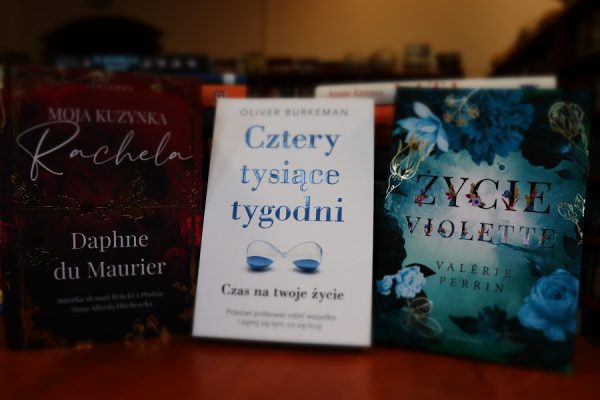 książki leżące na biurku