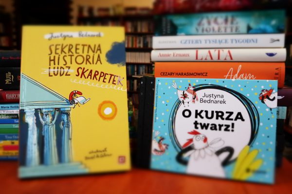 książki leżące na biurku