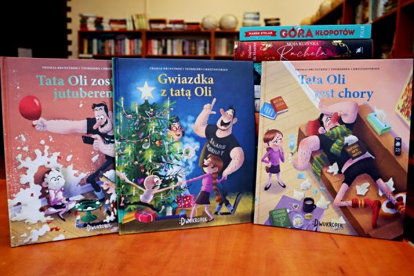 książki leżące na biurku