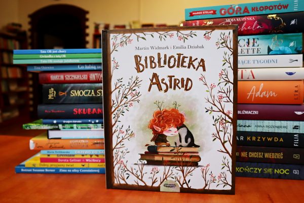 książki leżące na biurku