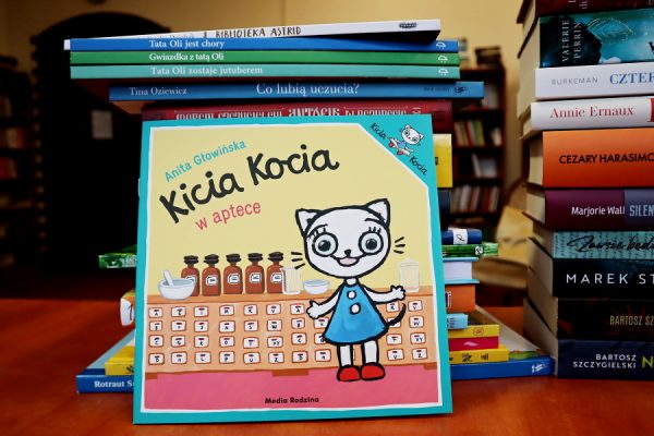 książki leżące na biurku