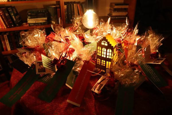 słodkie prezenty zapakowane w folię