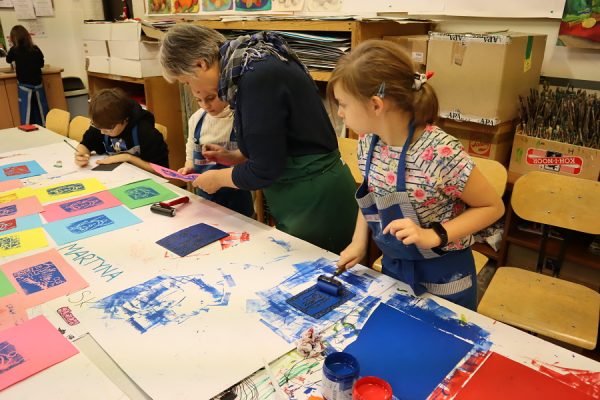 uczestnicy pracowni plastycznej podczas wykonywania odbitek