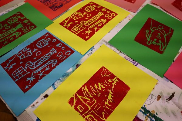 kolorowe odbitki graficzne z motywami świątecznymi