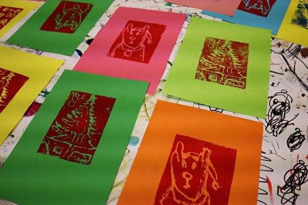 kolorowe odbitki graficzne z motywami świątecznymi