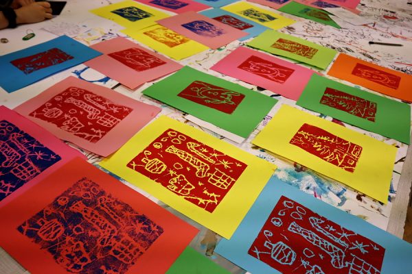 kolorowe odbitki graficzne z motywami świątecznymi